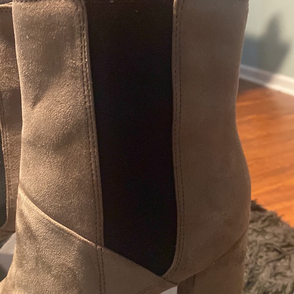 NWOT GUESS WOMEN’S DARK GRAY SUEDE POINTED TOE ANKLE FASHION BOOTS - Picture 7 of 12